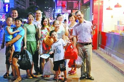 武漢帥哥在南昌撿垃圾3年 月薪六七千被質疑作秀