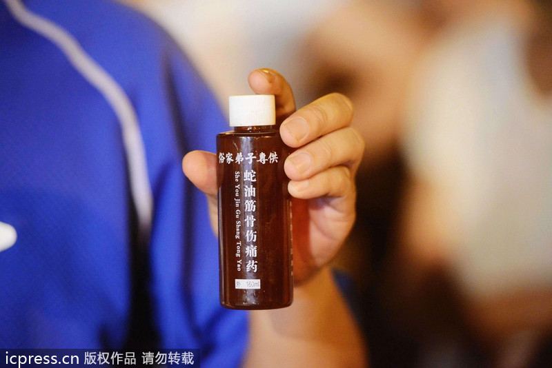 江湖雜技團借演出賣“靈藥” 稱“靈藥”中浸泡鱷魚、毒蛇等藥材