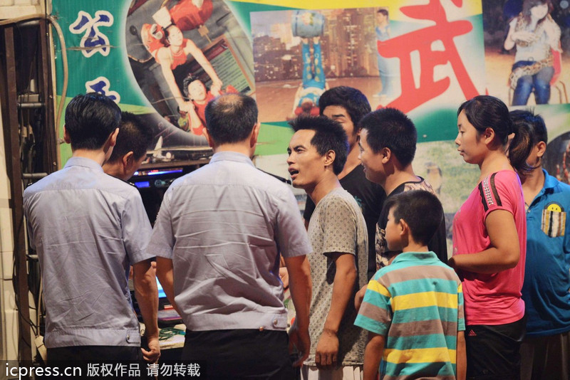 江湖雜技團借演出賣“靈藥” 稱“靈藥”中浸泡鱷魚、毒蛇等藥材