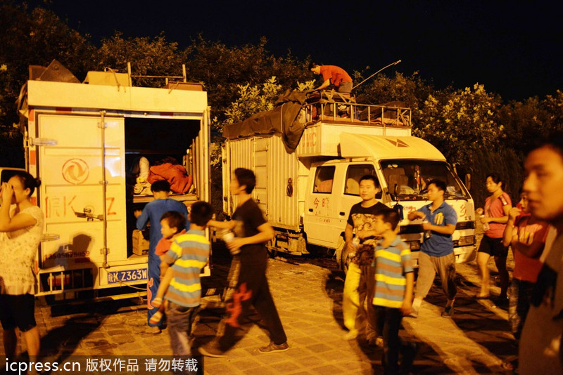 江湖雜技團借演出賣“靈藥” 稱“靈藥”中浸泡鱷魚、毒蛇等藥材