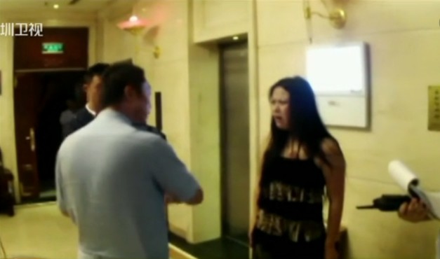 女子脫光上衣襲警現場實拍 彪悍潑婦耍橫直往警察懷里撲