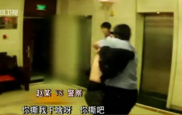 女子脫光上衣襲警現場實拍 彪悍潑婦耍橫直往警察懷里撲