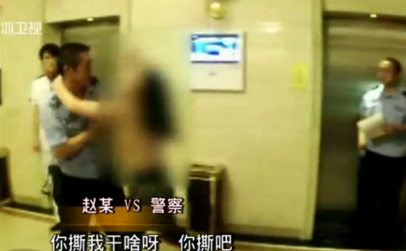 女子脫光上衣襲警現場實拍 彪悍潑婦耍橫直往警察懷里撲