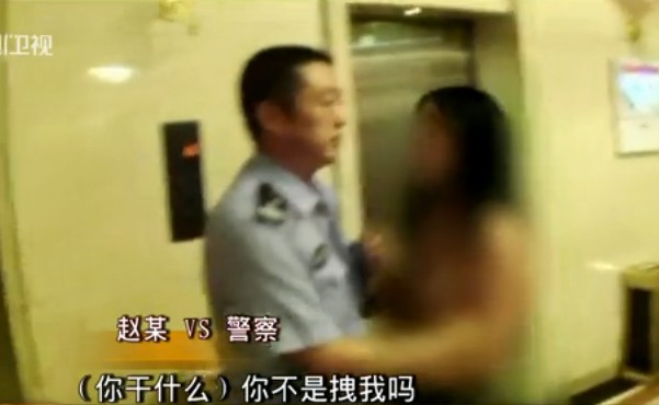 女子脫光上衣襲警現場實拍 彪悍潑婦耍橫直往警察懷里撲