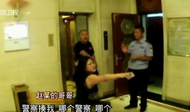 女子脫光上衣襲警現(xiàn)場實(shí)拍 彪悍潑婦耍橫直往警察懷里撲