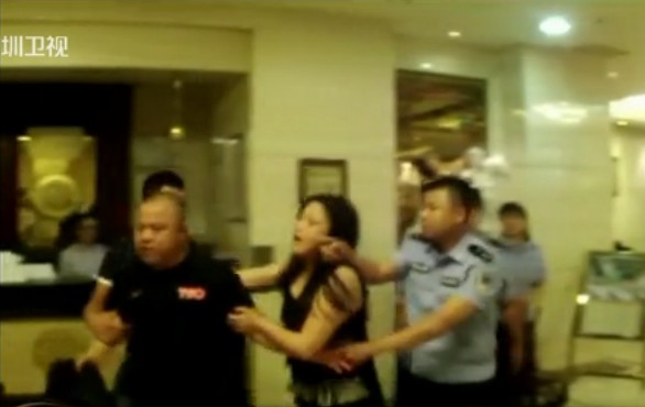 女子脫光上衣襲警現場實拍 彪悍潑婦耍橫直往警察懷里撲