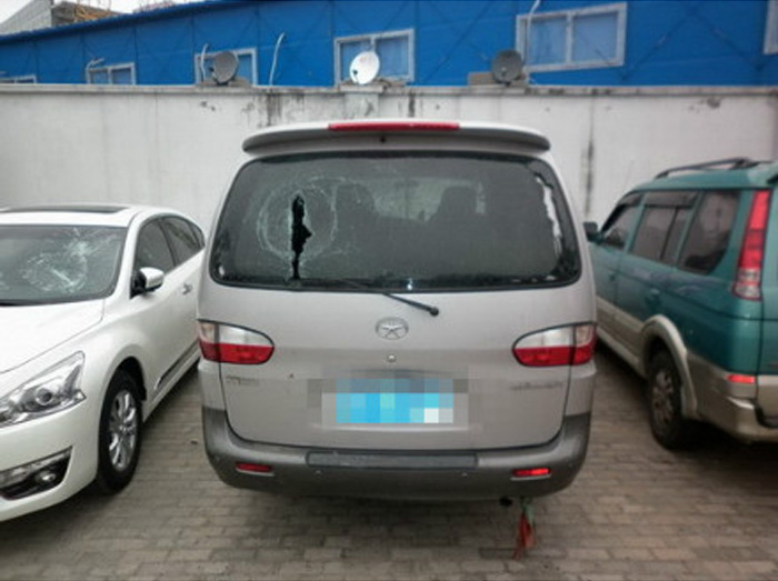 男子車被擋道用拳頭 怒砸15輛車