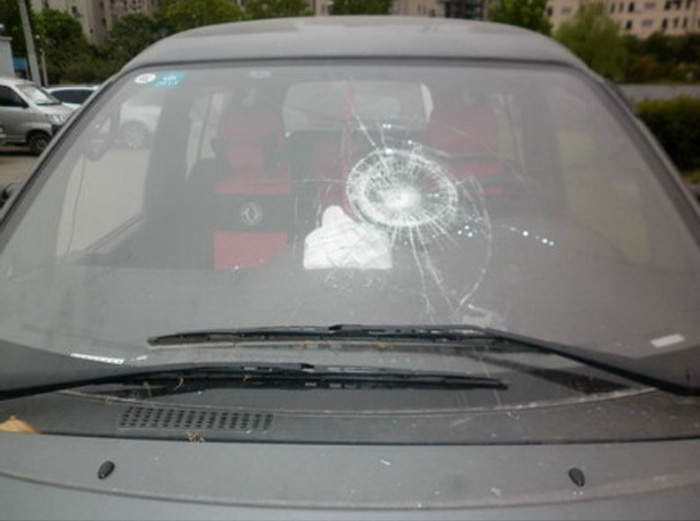 男子車被擋道用拳頭 怒砸15輛車