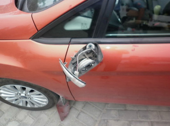 男子車被擋道用拳頭 怒砸15輛車