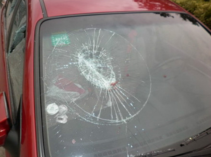 男子車被擋道用拳頭 怒砸15輛車
