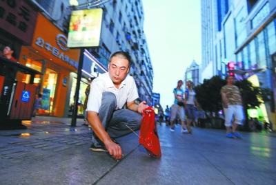 武漢帥哥在南昌撿垃圾3年 月薪六七千被質疑作秀