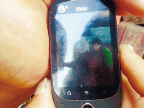 遼寧撫順?biāo)疄?zāi)現(xiàn)場(chǎng)：女兒被埋屋內(nèi) 父親摳了12小時(shí)(圖)