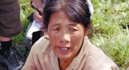 遼寧撫順?biāo)疄?zāi)現(xiàn)場(chǎng)：女兒被埋屋內(nèi) 父親摳了12小時(shí)(圖)