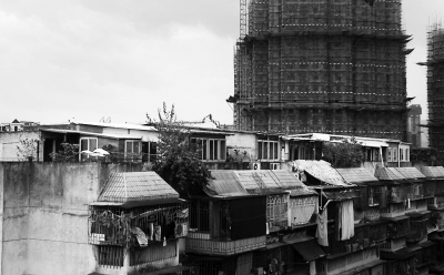 福州臺江區老藥洲街一樓盤樓頂違章搭蓋冒出一排