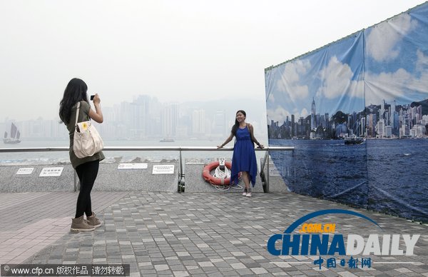 香港遭遇霧霾天 游客被迫與“假藍天”合影留念