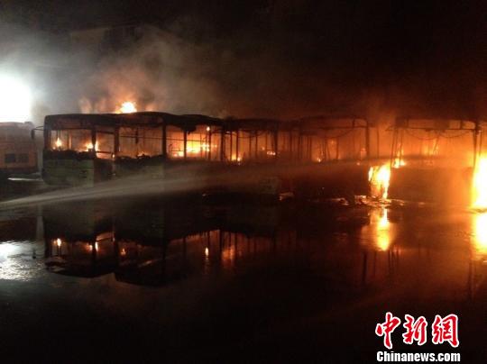 浙江臺州9輛公交車凌晨著火 均損毀嚴重燒成車殼