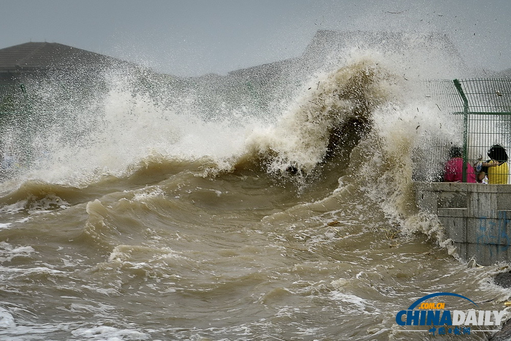 浙江海寧：高潮位達6.60米“回頭潮”席卷錢塘江鹽倉一帶 打翻數百名游客