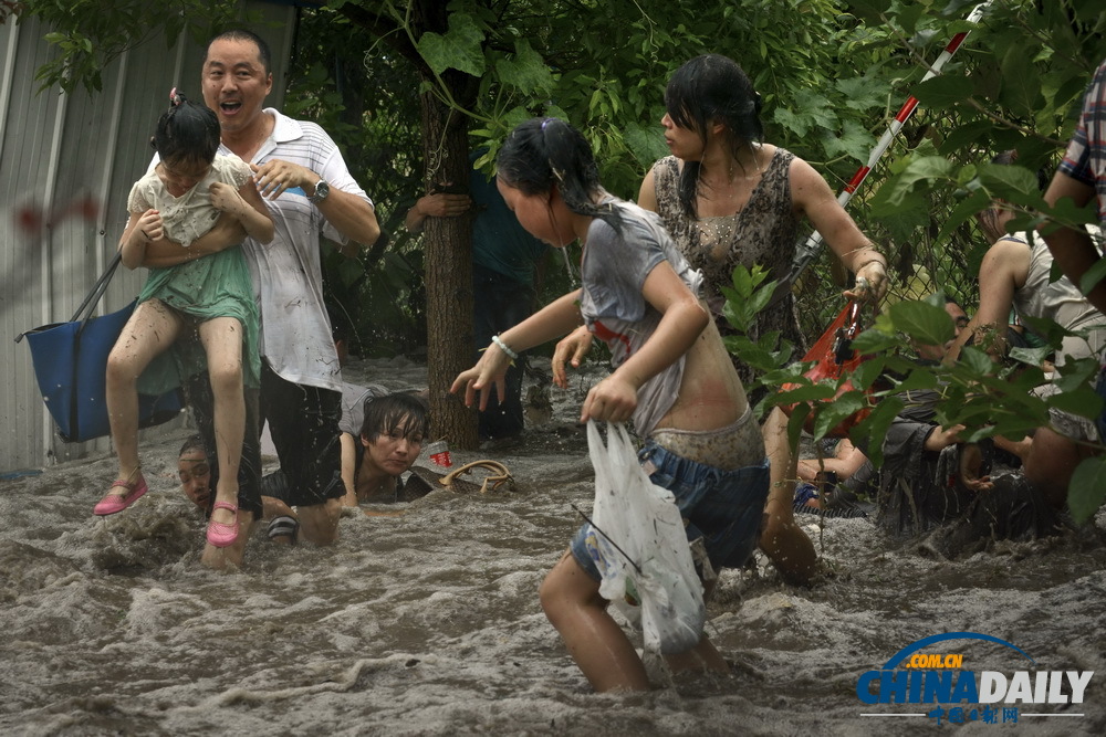 浙江海寧：高潮位達(dá)6.60米“回頭潮”席卷錢塘江鹽倉(cāng)一帶 打翻數(shù)百名游客