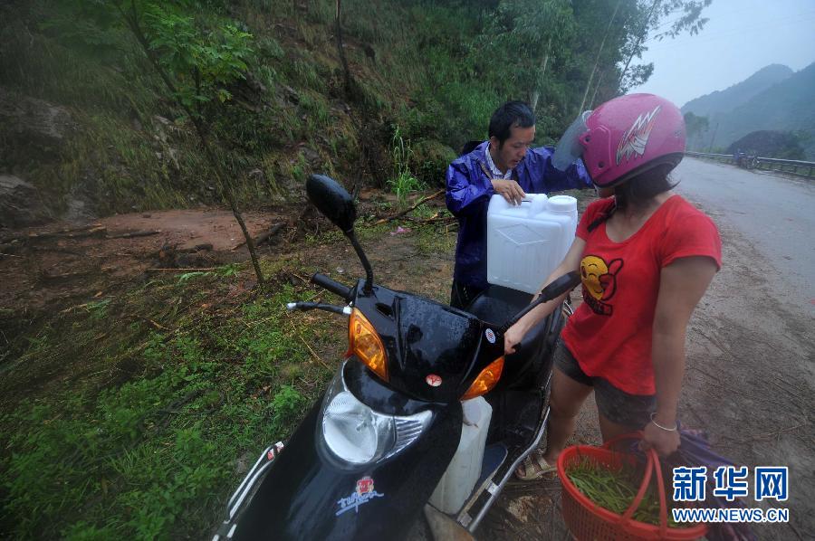 廣西桂平部分受災群眾靠山泉水度日