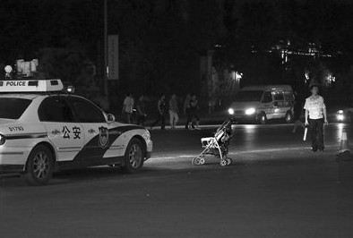 被撞瞬間母親推出嬰兒車 母性光輝總在緊急時刻顯現[組圖]