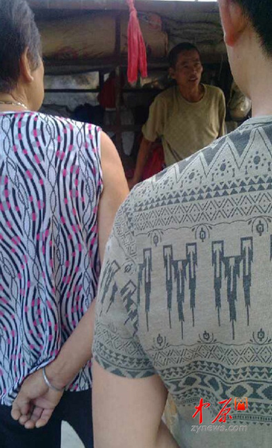 登封街頭一男子擺攤“送孩子” 警方已介入調查