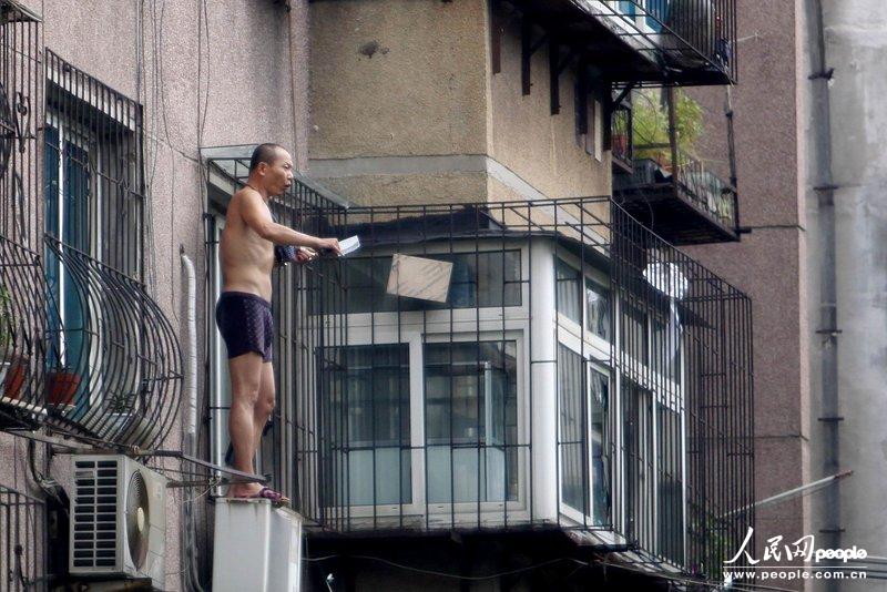 高清：遼寧一男子因感情問(wèn)題挾持母親揮刀自殘