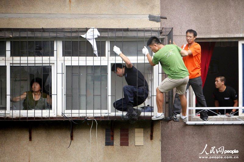 高清：遼寧一男子因感情問(wèn)題挾持母親揮刀自殘