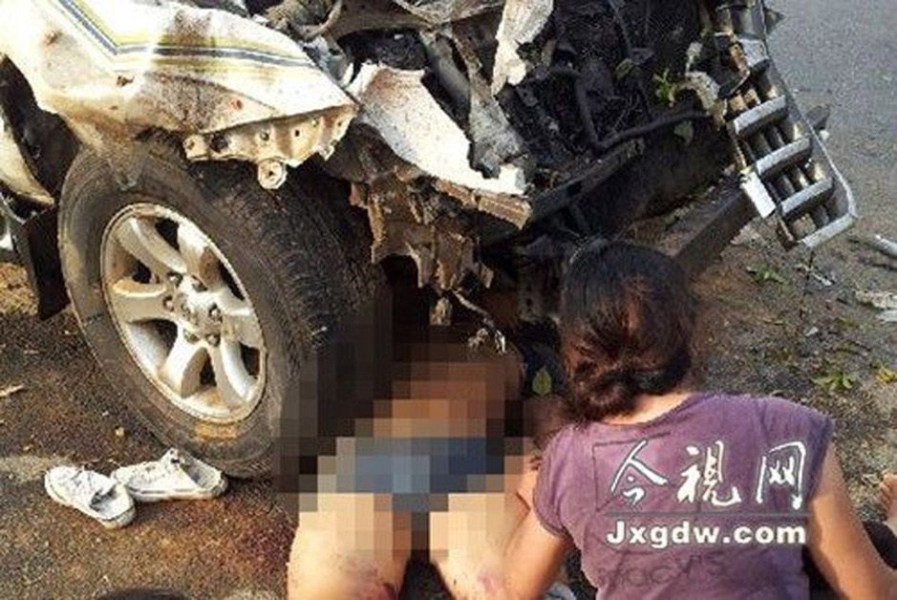 組圖：江西一官員酒后駕車撞死4人 赤膊受審