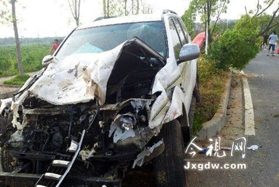 組圖：江西一官員酒后駕車撞死4人 赤膊受審