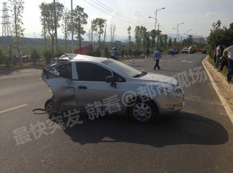 組圖：江西一官員酒后駕車撞死4人 赤膊受審