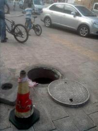 女子松動井蓋處踏空 掉下瞬間被同事揪住頭發