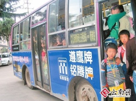 昆明一“校車(chē)”嚴(yán)重超員 26座車(chē)擠進(jìn)115人(圖)