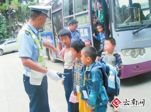 昆明一“校車”嚴重超員 26座車擠進115人(圖)