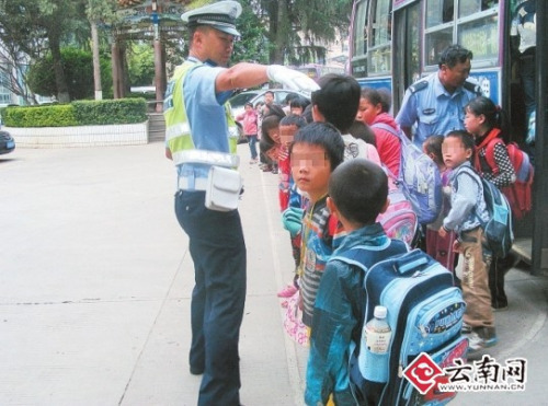 昆明一“校車”嚴重超員 26座車擠進115人(圖)