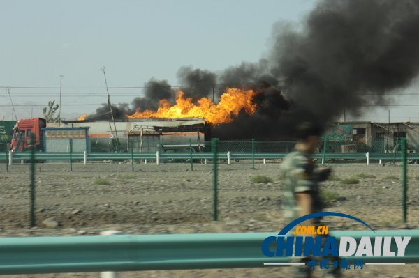 新疆吐和高速庫車縣段一罐車起火 20余輛消防車現場救火