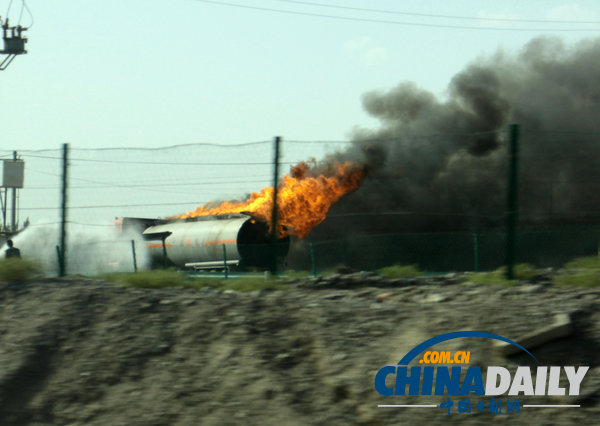 新疆吐和高速庫車縣段一罐車起火 20余輛消防車現(xiàn)場救火