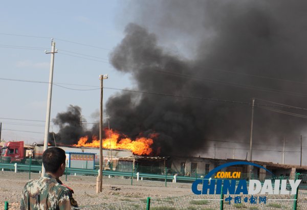 新疆吐和高速庫(kù)車縣段一罐車起火 20余輛消防車現(xiàn)場(chǎng)救火