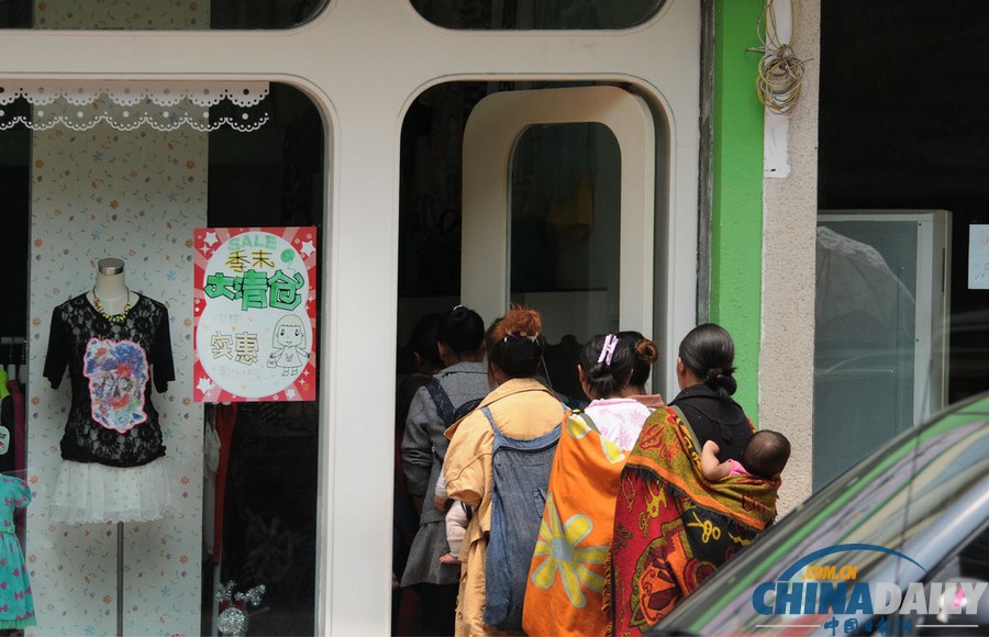 浙江：“斗篷黨”現(xiàn)身鬧市偷盜 以長斗篷掩護順走商品