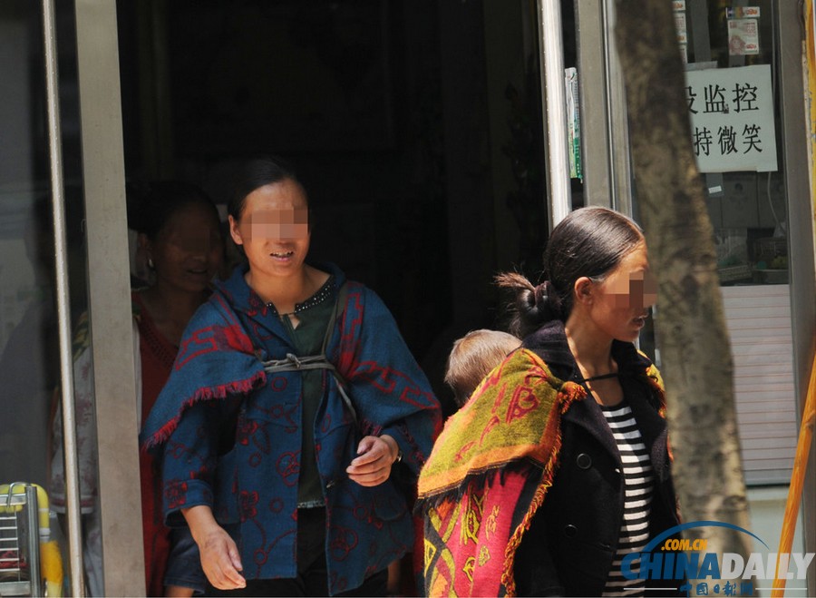 浙江：“斗篷黨”現(xiàn)身鬧市偷盜 以長斗篷掩護順走商品