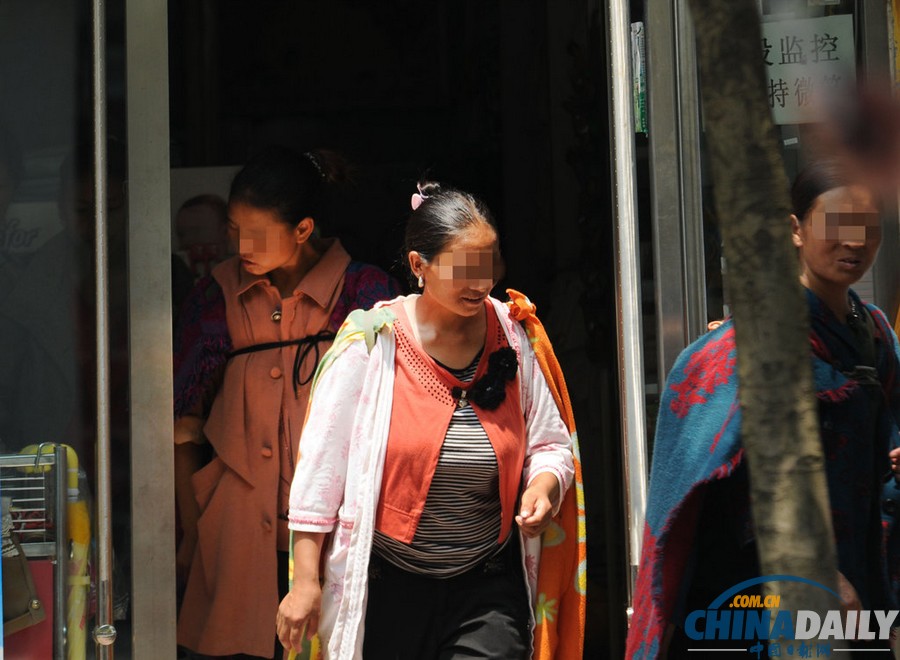 浙江：“斗篷黨”現身鬧市偷盜 以長斗篷掩護順走商品