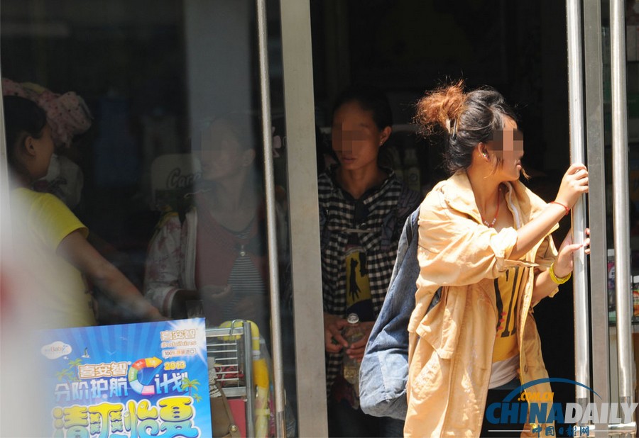 浙江：“斗篷黨”現(xiàn)身鬧市偷盜 以長(zhǎng)斗篷掩護(hù)順走商品