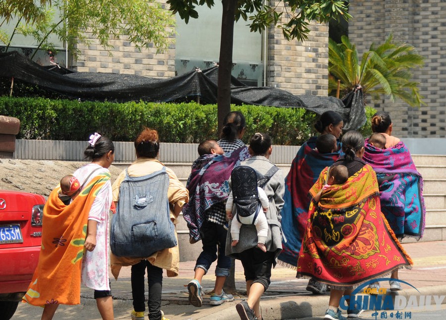 浙江：“斗篷黨”現身鬧市偷盜 以長斗篷掩護順走商品