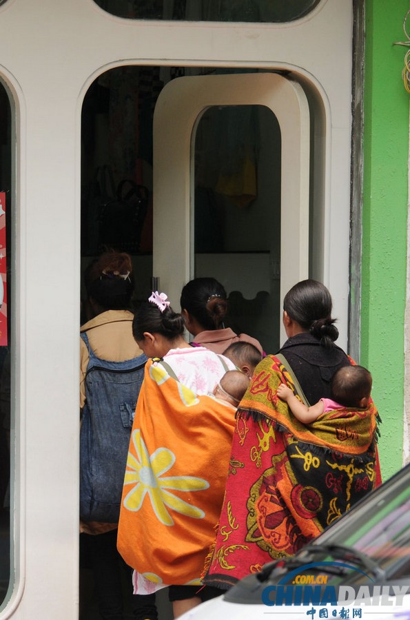 浙江：“斗篷黨”現身鬧市偷盜 以長斗篷掩護順走商品