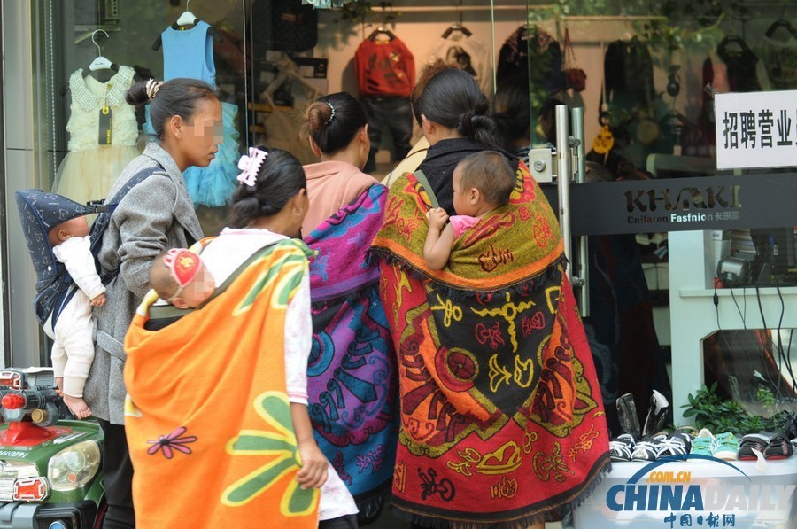 浙江：“斗篷黨”現身鬧市偷盜 以長斗篷掩護順走商品