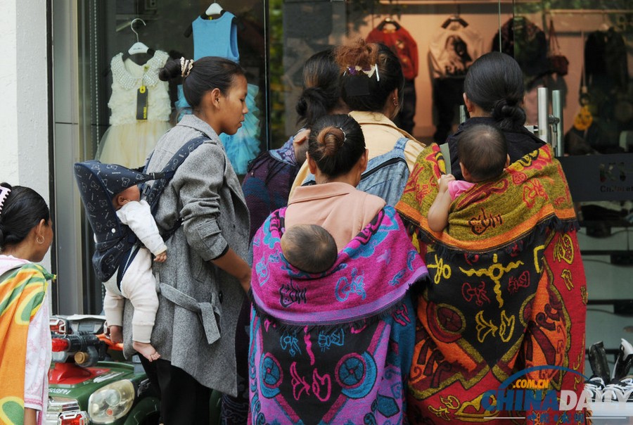 浙江：“斗篷黨”現身鬧市偷盜 以長斗篷掩護順走商品