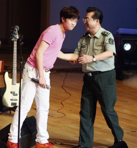 監友：李某是獄警開心果 有伙食費可吃到火腿腸