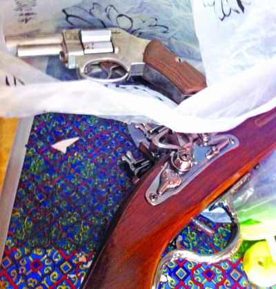 巨債纏身“大姐大”腰別手槍震債主