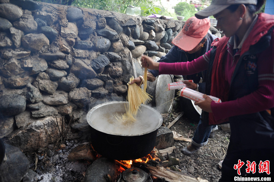 滇川交界發(fā)生5.9級(jí)地震 安置點(diǎn)民眾徹夜難眠