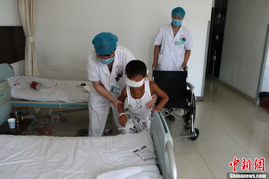 山西被挖雙眼男童進行行走復健