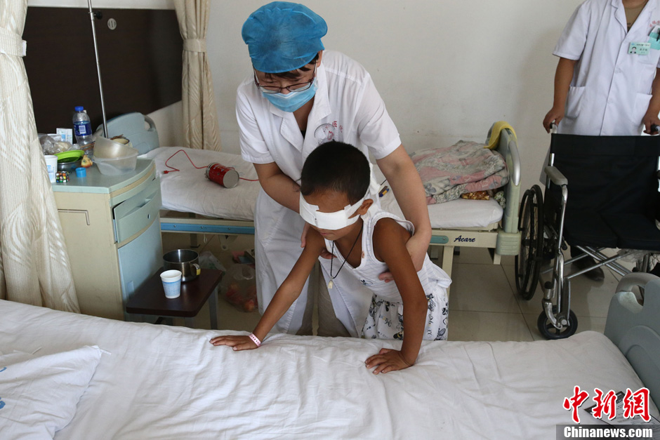 山西被挖雙眼男童進行行走復健